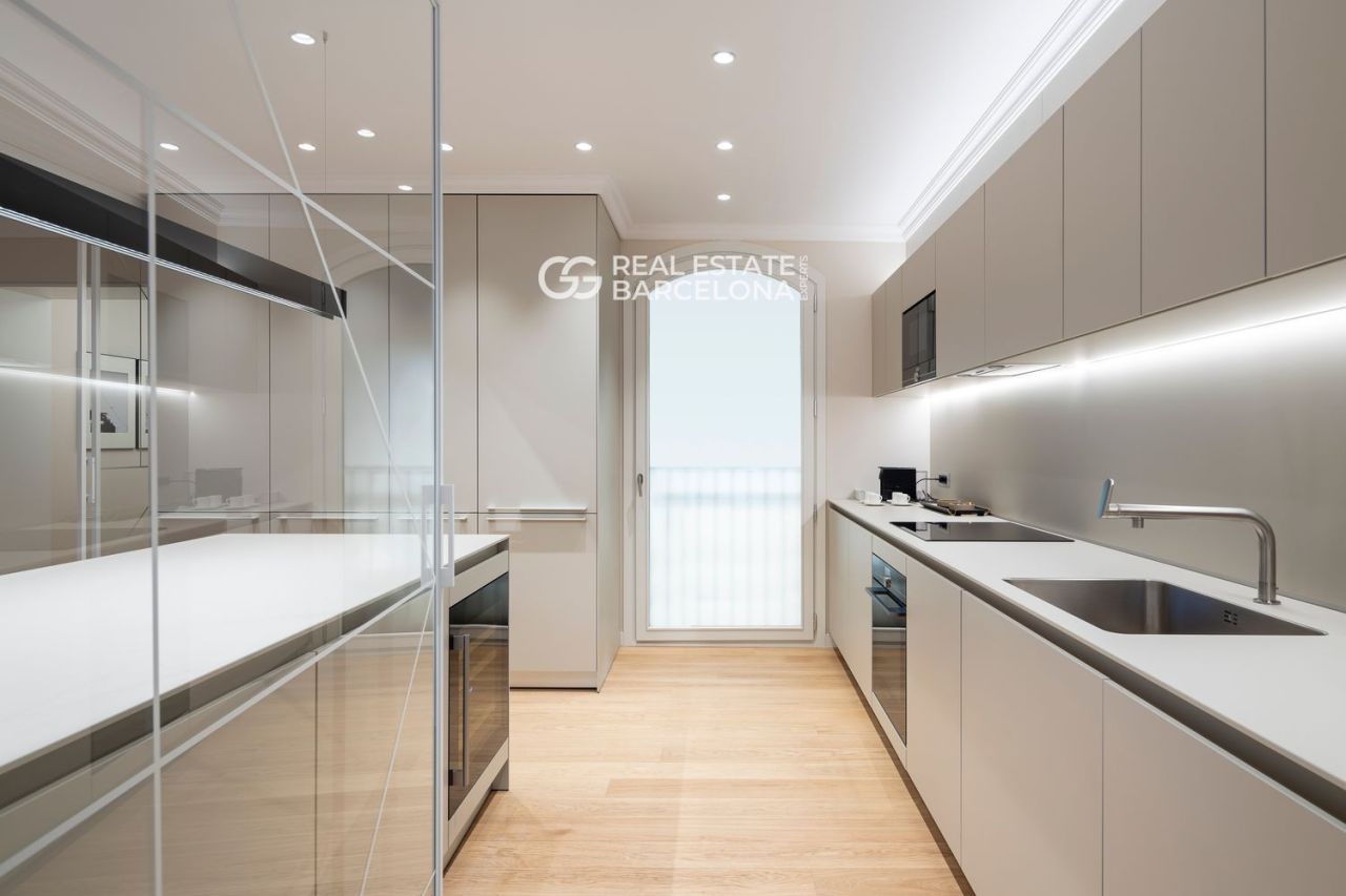 Flat in Barcelona, Spain, 187 m² - picture 17