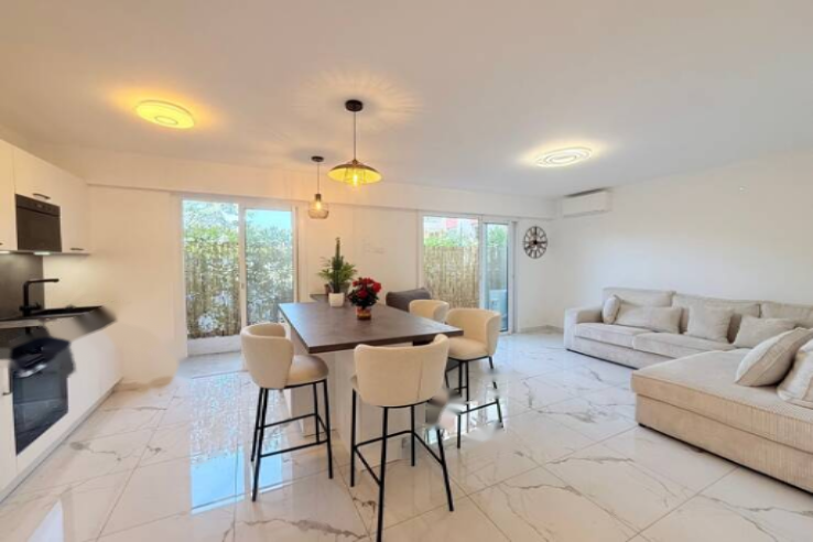 Flat in Cannes, France, 49 m² - picture 1