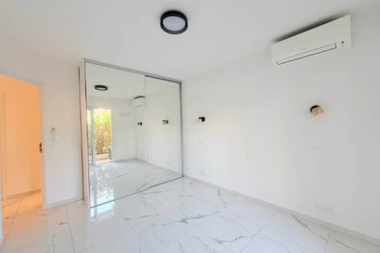 Flat in Cannes, France, 49 m² - picture 2