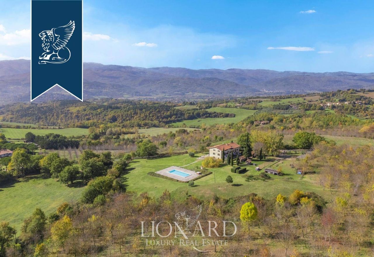 Farm in Arezzo, Italy, 1 300 m² - picture 1