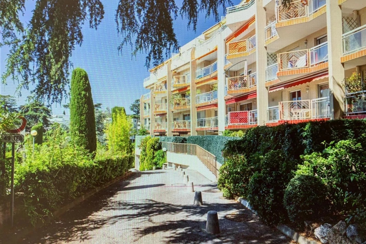 Apartment in Nice, France, 53 m² - picture 2