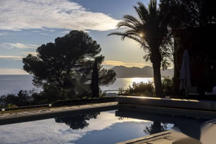 Flat in Cannes, France, 230 m² - picture 1