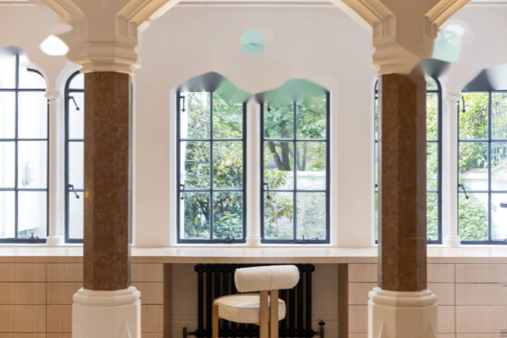 Flat in London, United Kingdom, 145 m² - picture 1