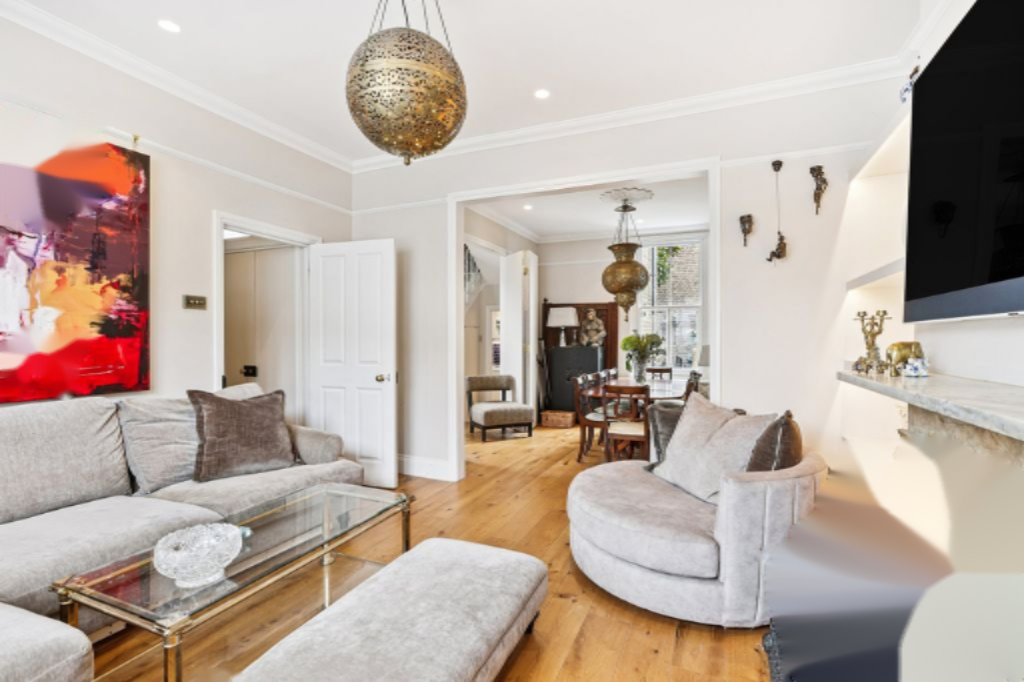 Flat in London, United Kingdom, 127 m² - picture 2