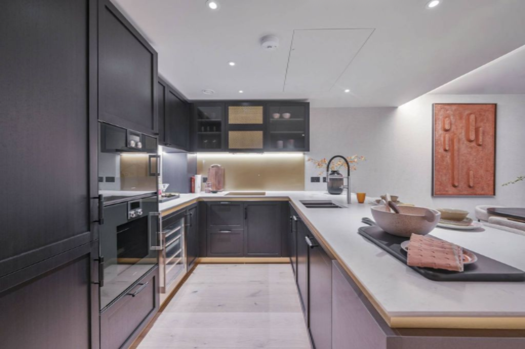 Flat in London, United Kingdom, 374 m² - picture 8