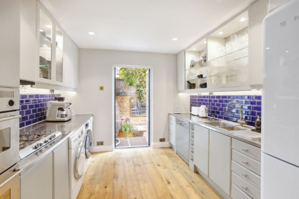 Flat in London, United Kingdom, 127 m² - picture 11