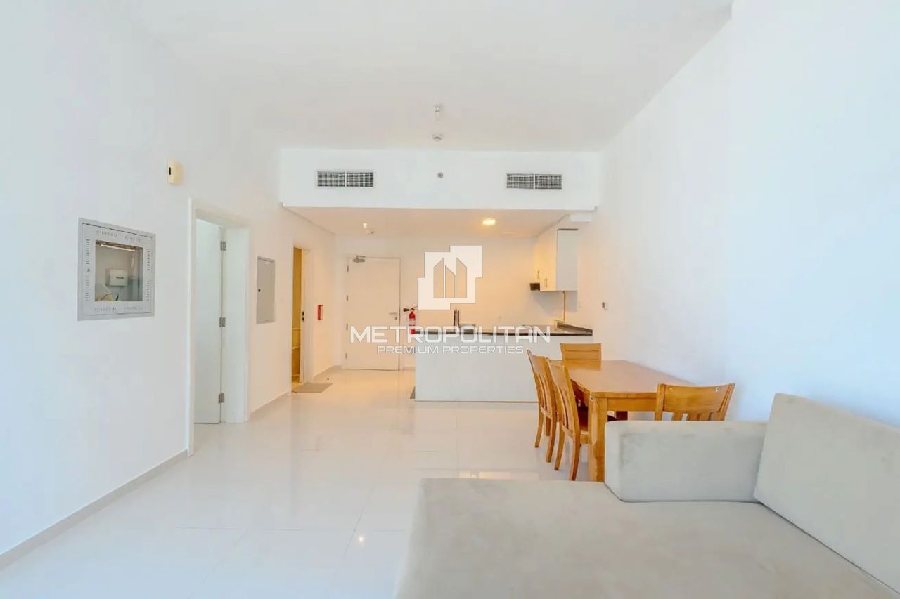 Apartment in Dubai, UAE, 67 m² - picture 2