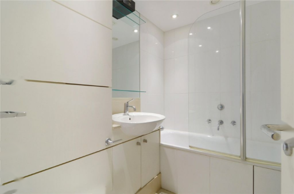 Flat in London, United Kingdom, 48 m² - picture 1