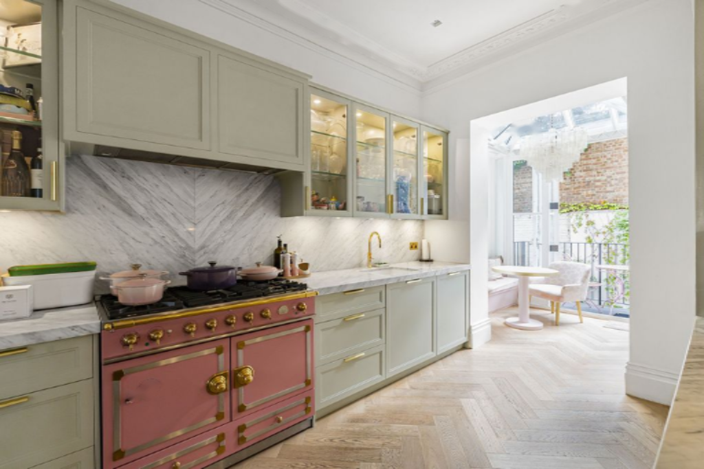 Flat in London, United Kingdom, 252 m² - picture 1