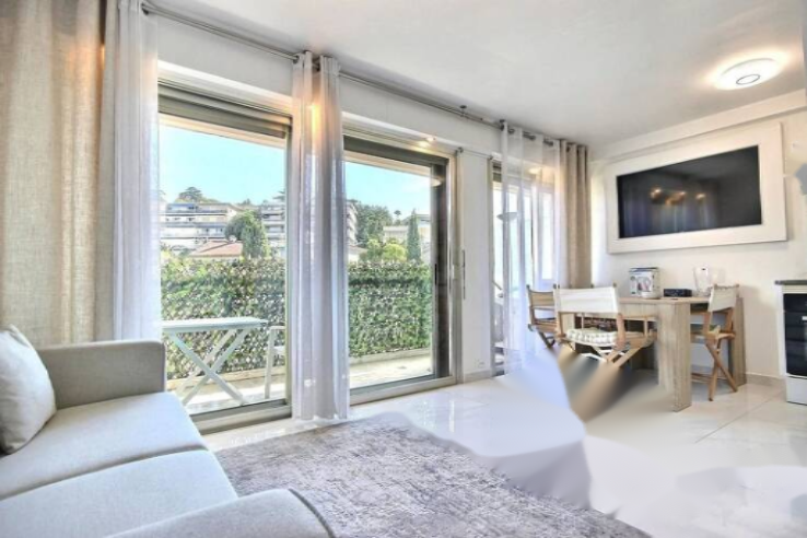 Flat in Cannes, France, 34 m² - picture 1