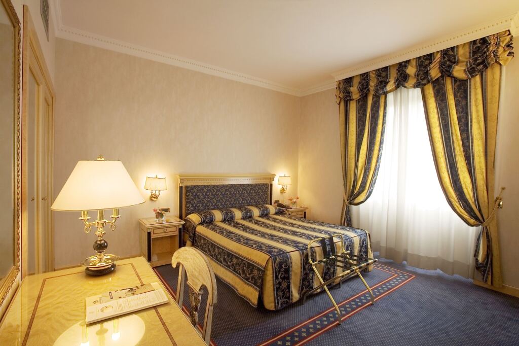 Hotel en Bérgamo, Italia, 3 000 m² - imagen 1