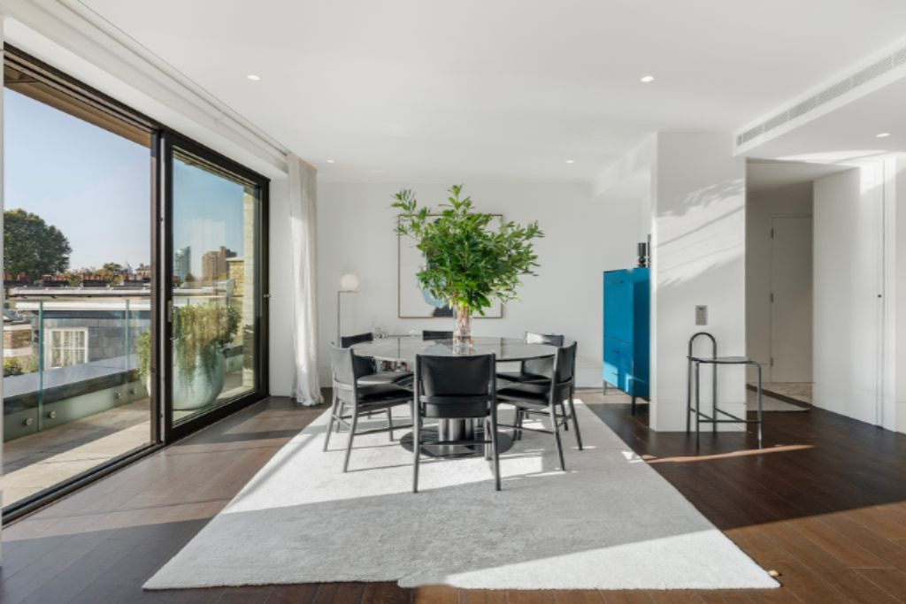 Flat in London, United Kingdom, 139 m² - picture 13