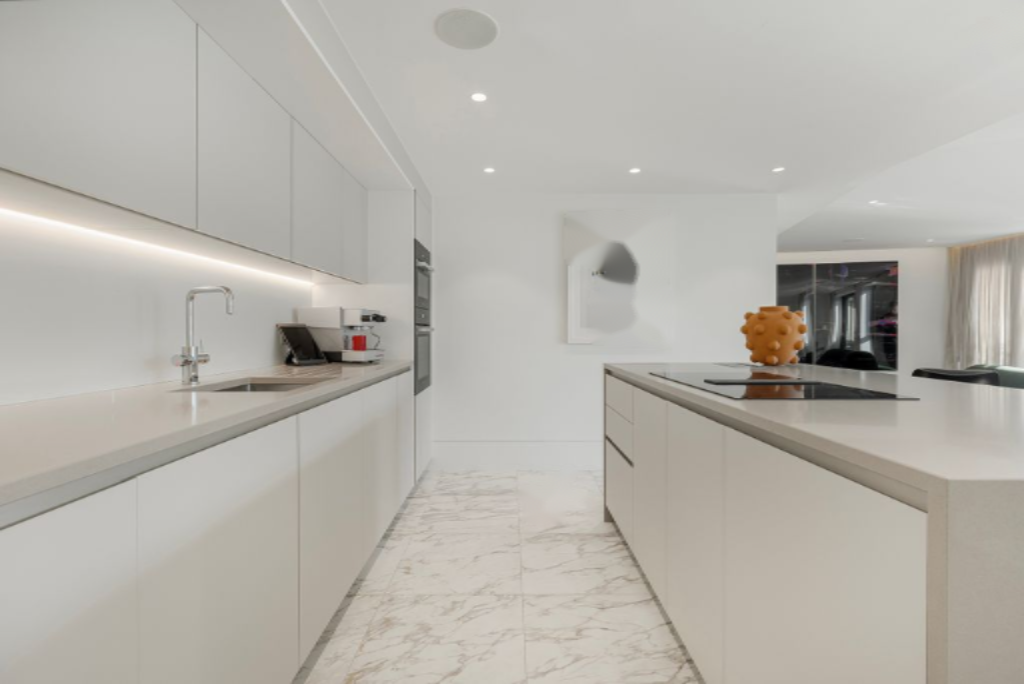 Flat in London, United Kingdom, 139 m² - picture 18