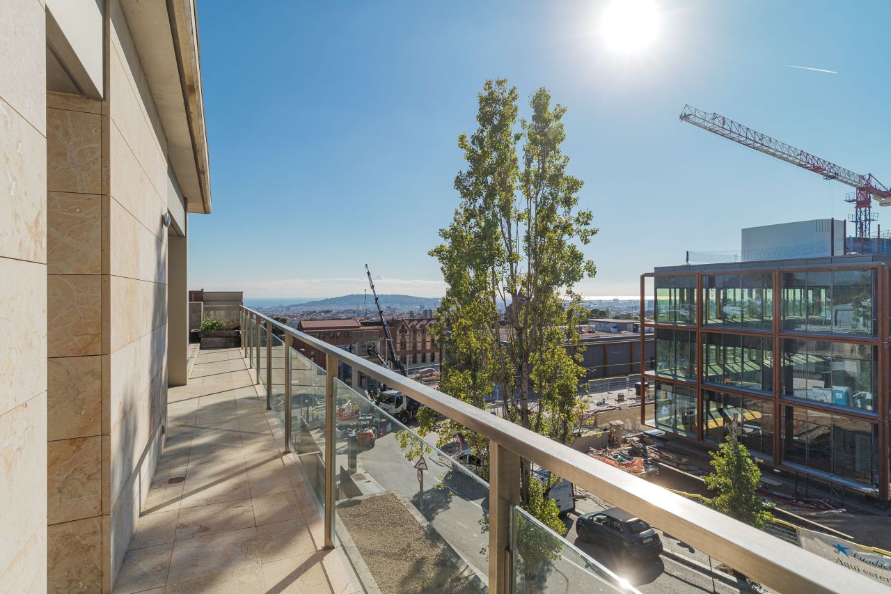 Flat in Barcelona, Spain, 202 m² - picture 2