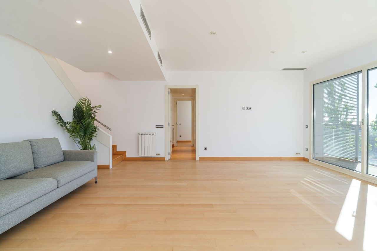 Flat in Barcelona, Spain, 202 m² - picture 8