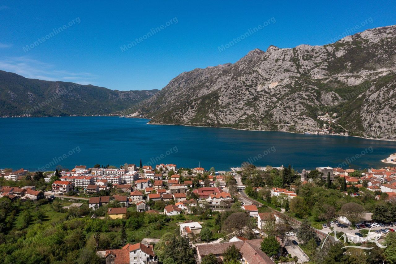 Grundstück in Risan, Montenegro, 13 000 m² - Foto 1