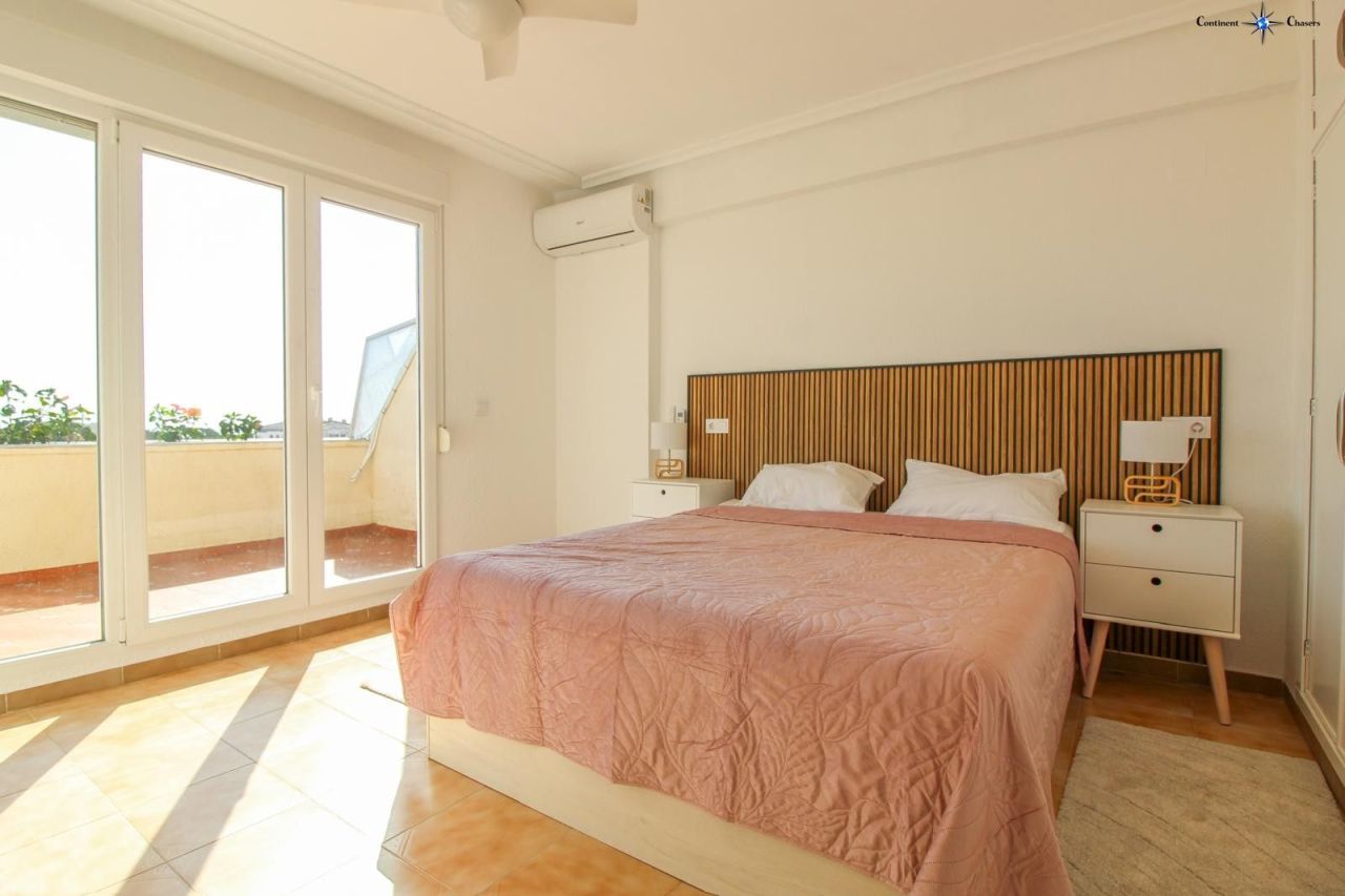 Penthouse in Punta Prima, Spain - picture 10