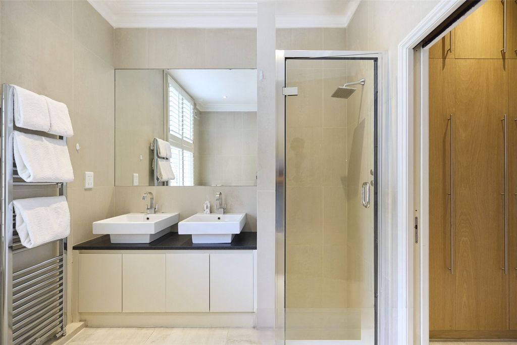 Flat in London, United Kingdom, 228 m² - picture 3