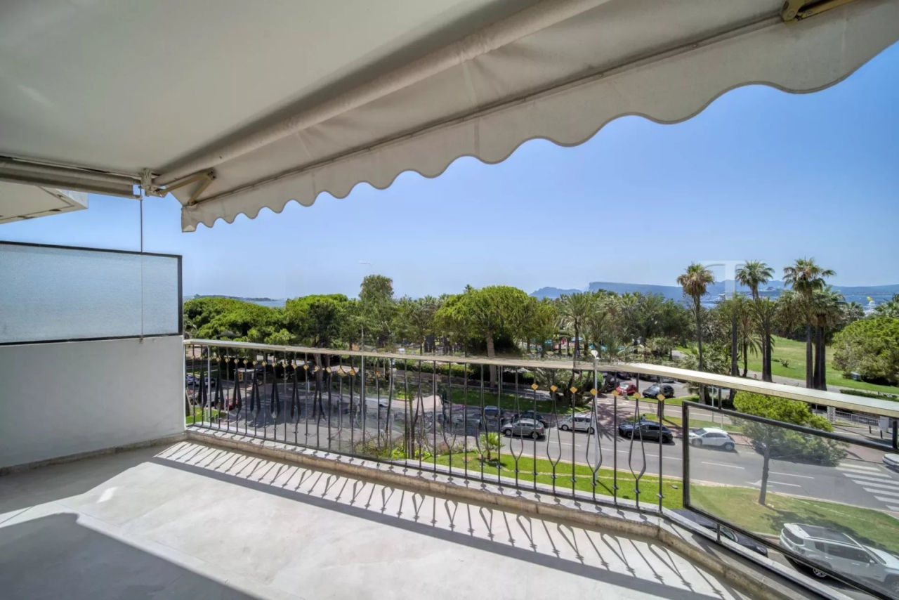 Flat in Cannes, France, 95 m² - picture 1