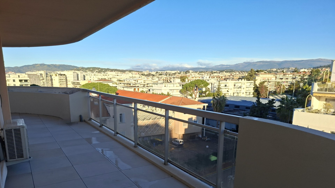 Flat in Cannes, France, 194 m² - picture 1
