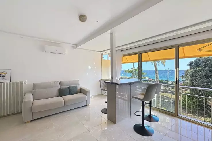 Flat in Cannes, France, 33 m² - picture 1