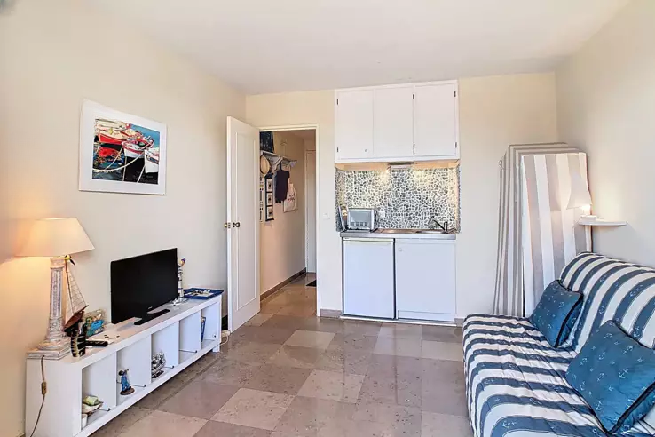 Flat in Cannes, France, 19 m² - picture 2