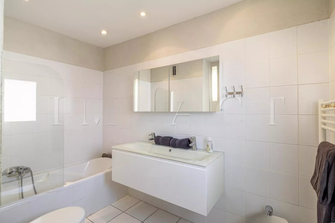 Flat in Cannes, France, 127 m² - picture 12