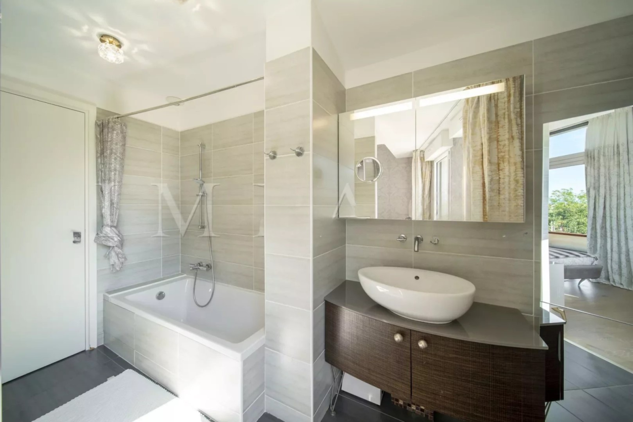 Flat in Cannes, France, 186 m² - picture 13