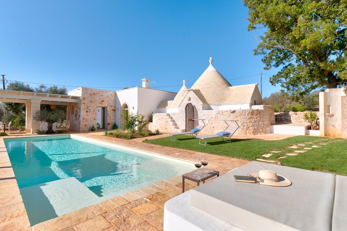 Villa in Ostuni, Italy, 1 900 m² - picture 1