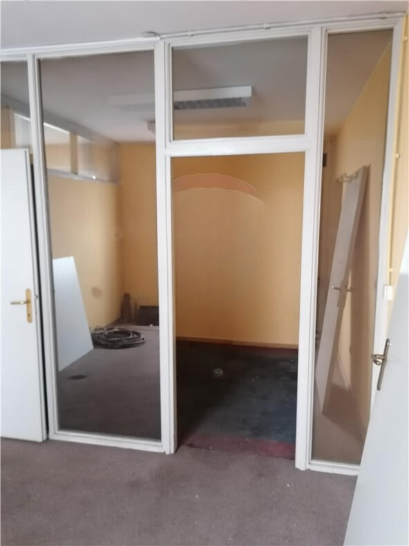 Oficina en Liubliana, Eslovenia, 191 m² - imagen 17