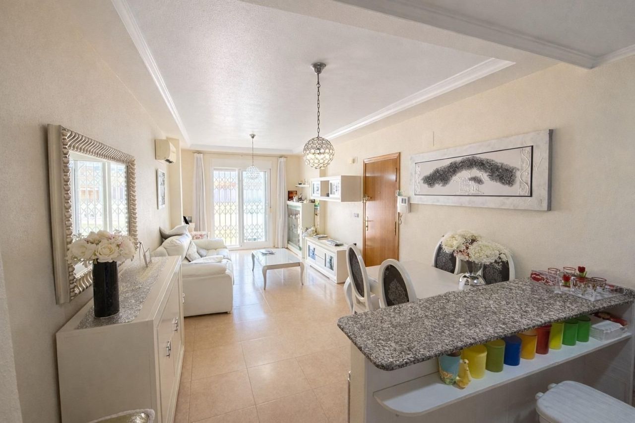 Penthouse in Torrevieja, Spain, 70 m² - picture 2