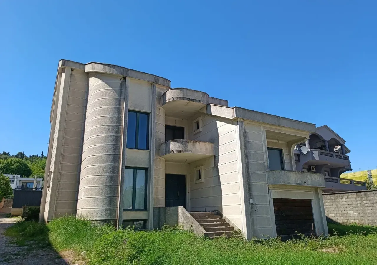 Haus in Podgorica, Montenegro, 381 m² - Foto 1
