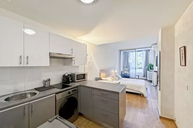 Flat in Cannes, France, 26 m² - picture 2