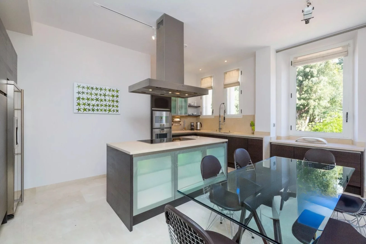 Flat in Cannes, France, 168 m² - picture 8