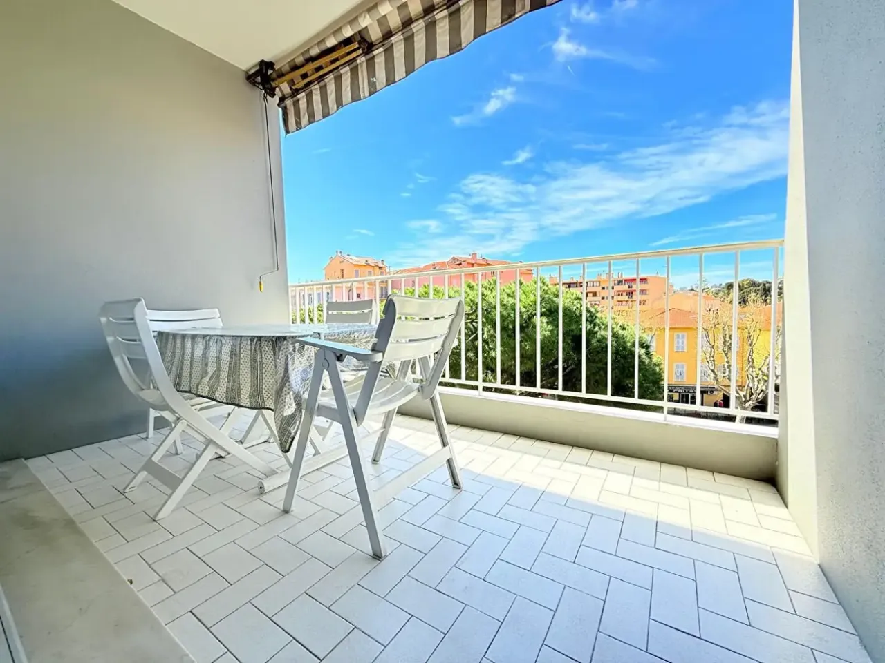 Apartment in Menton, France, 84 m² - picture 4