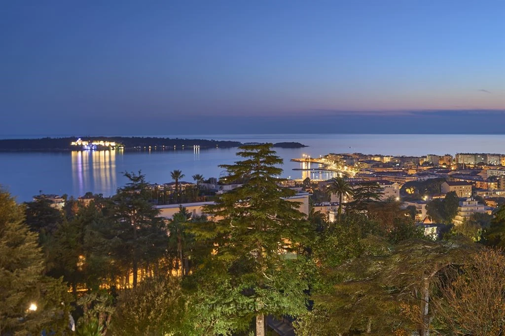Flat in Cannes, France, 210 m² - picture 1