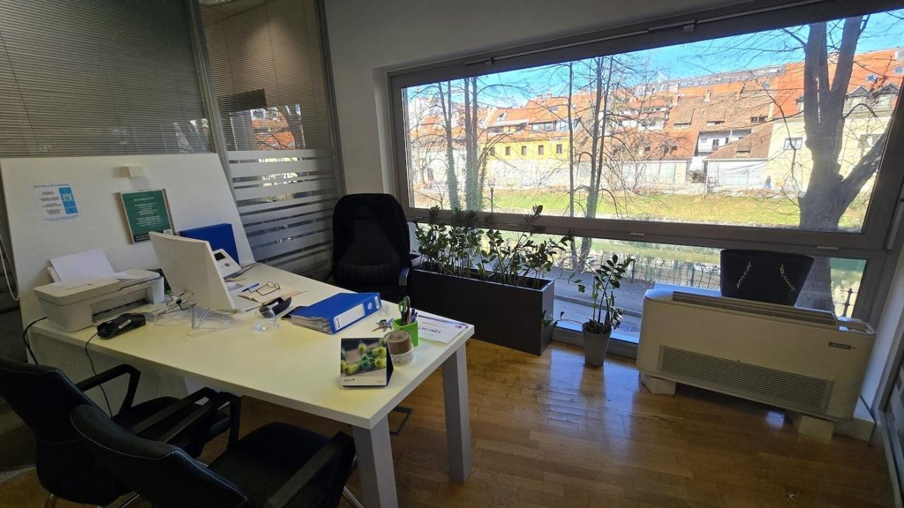 Oficina en Liubliana, Eslovenia, 177 m² - imagen 1