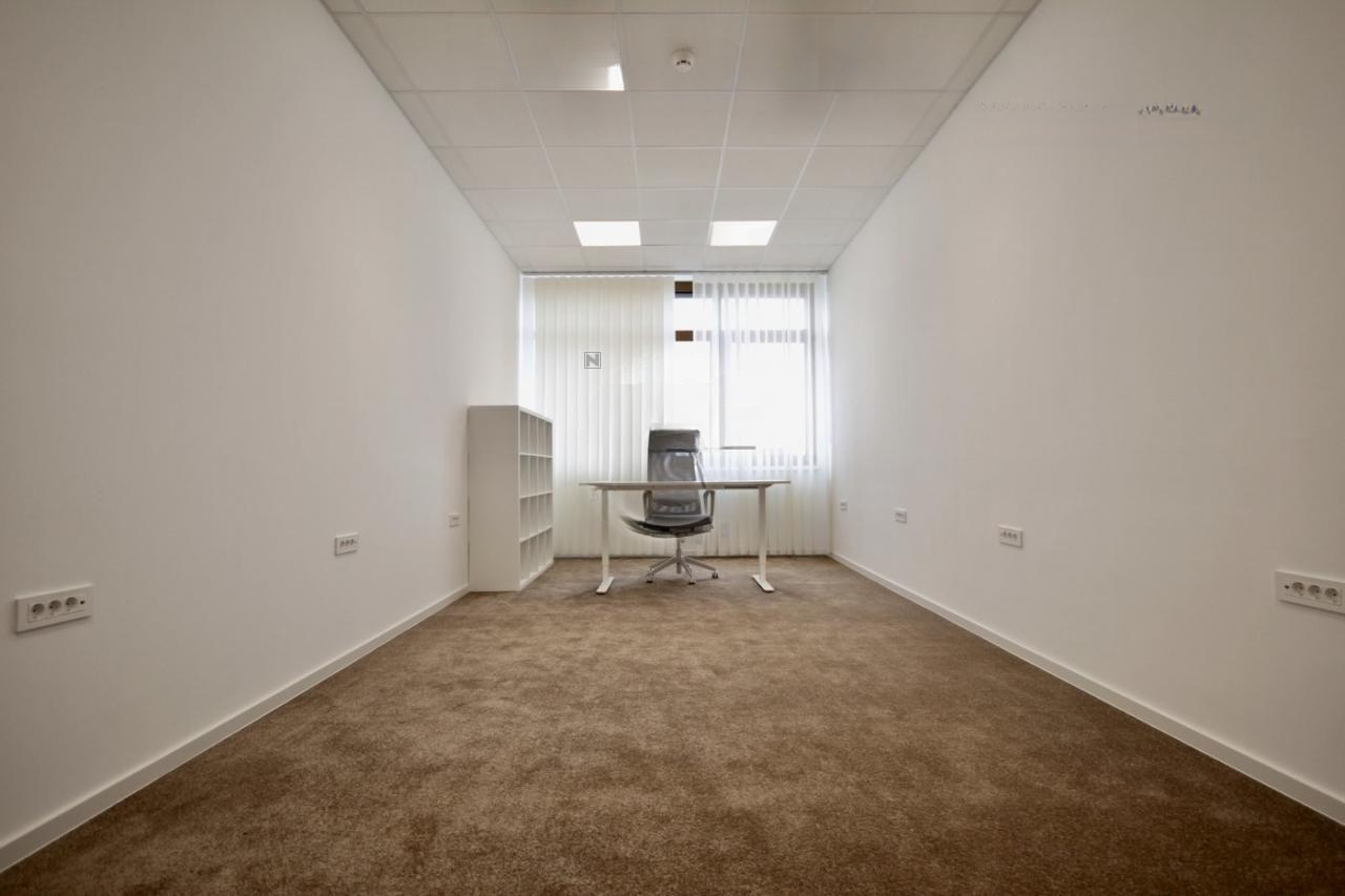Oficina en Liubliana, Eslovenia, 28 m² - imagen 1