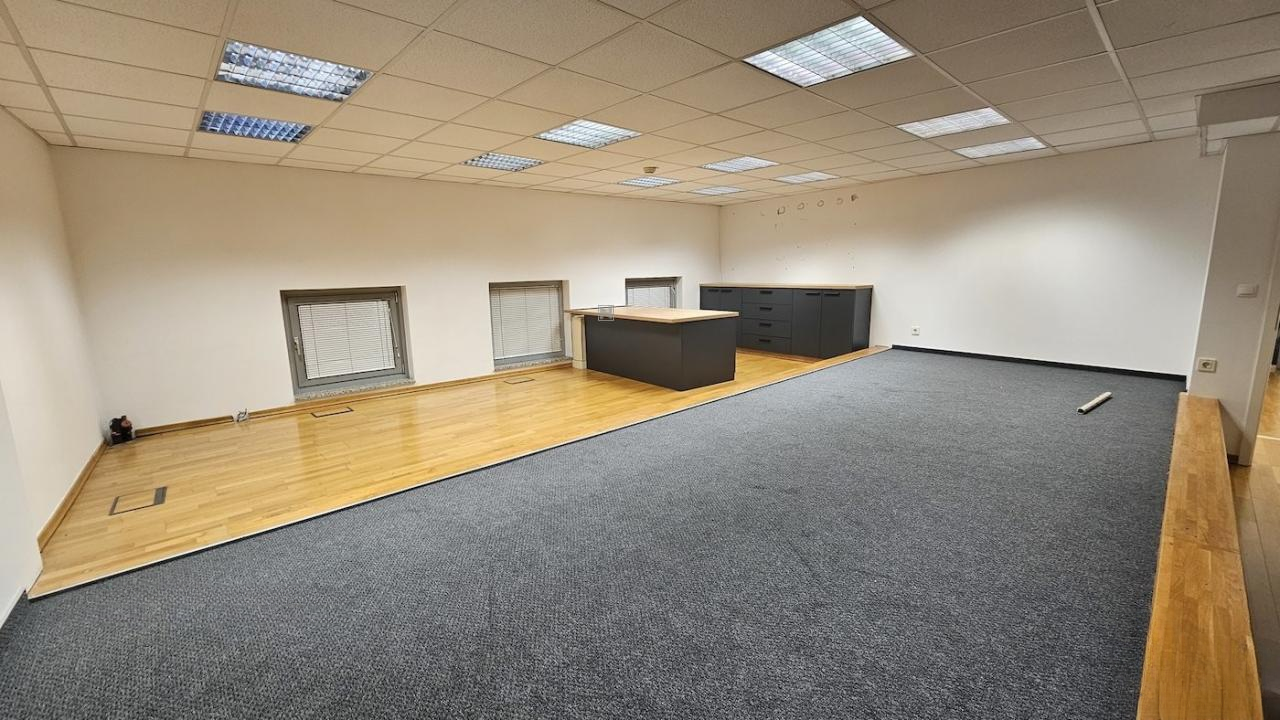 Oficina en Liubliana, Eslovenia, 177 m² - imagen 2