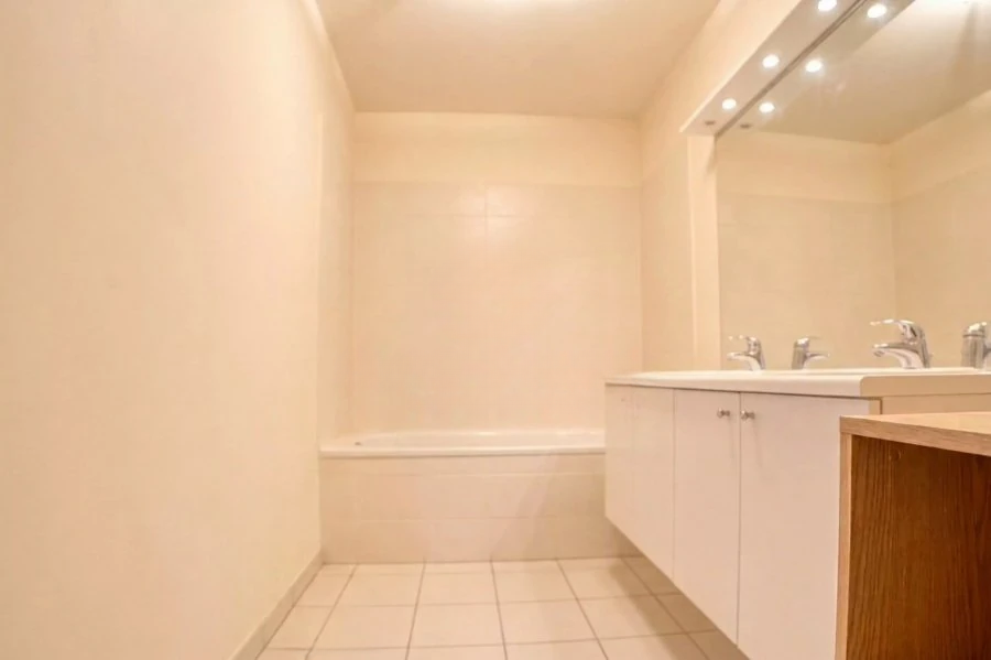 Flat in Luxembourg, Luxembourg, 96 m² - picture 3