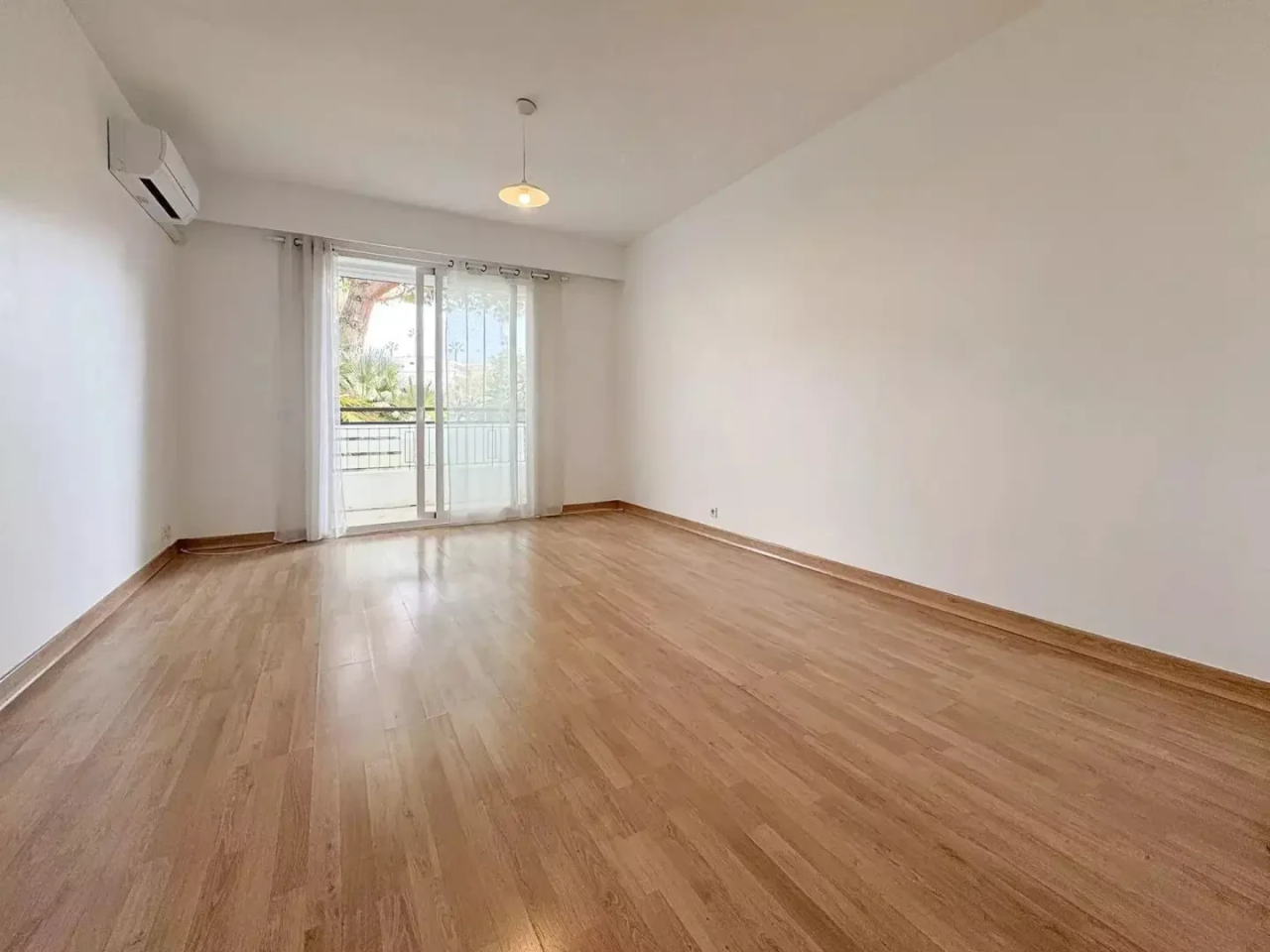 Flat in Cannes, France, 29 m² - picture 2