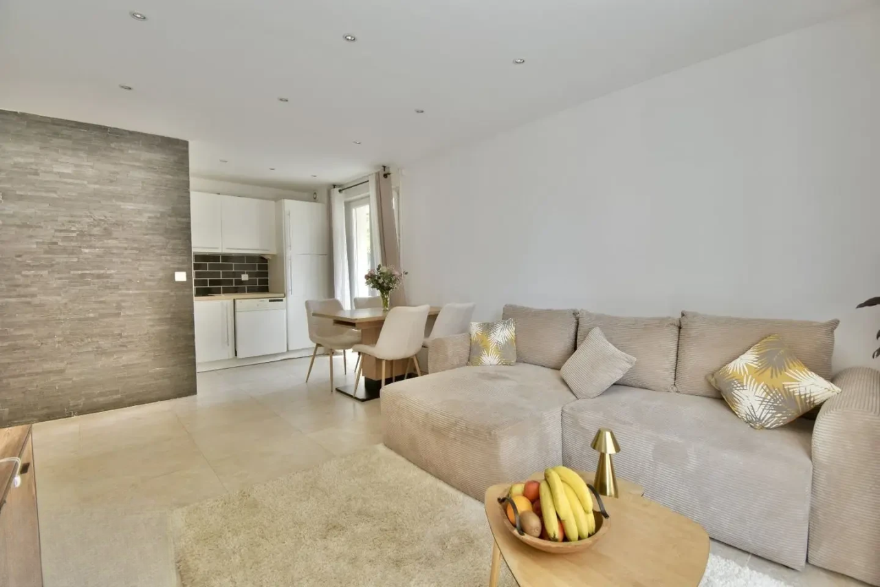 Flat in Cannes, France, 41 m² - picture 3