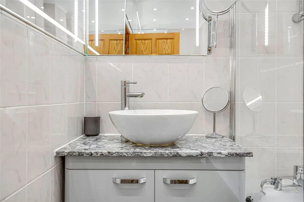 Flat in London, United Kingdom, 223 m² - picture 1