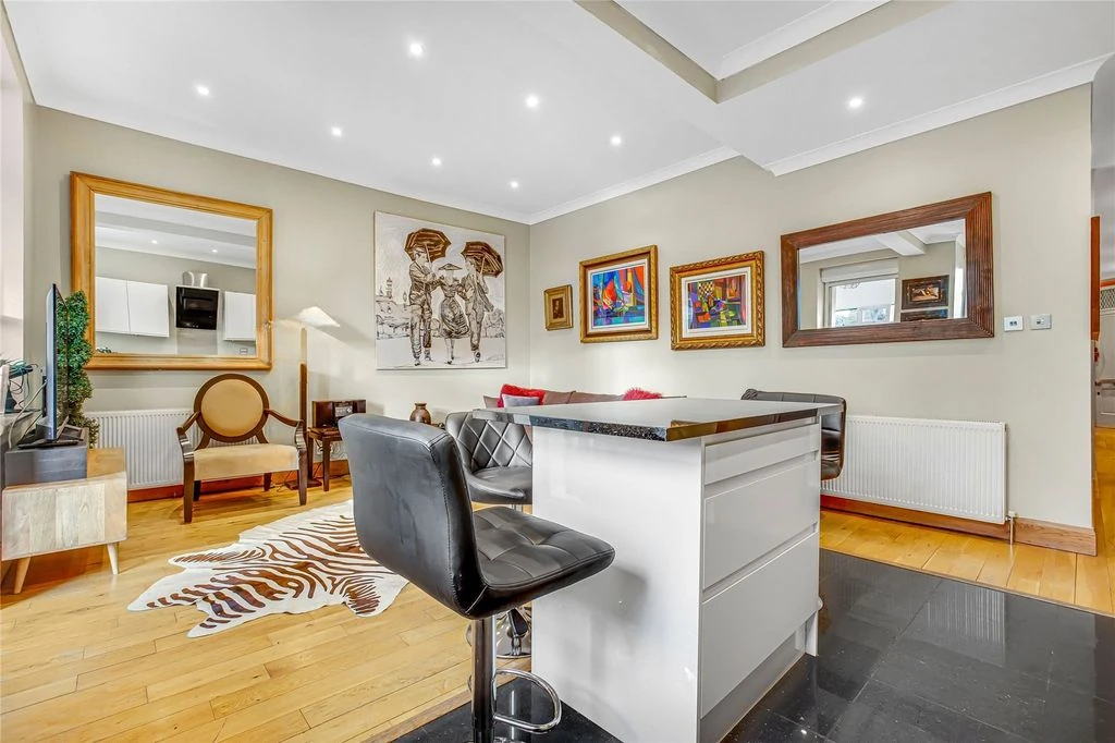Flat in London, United Kingdom, 223 m² - picture 4