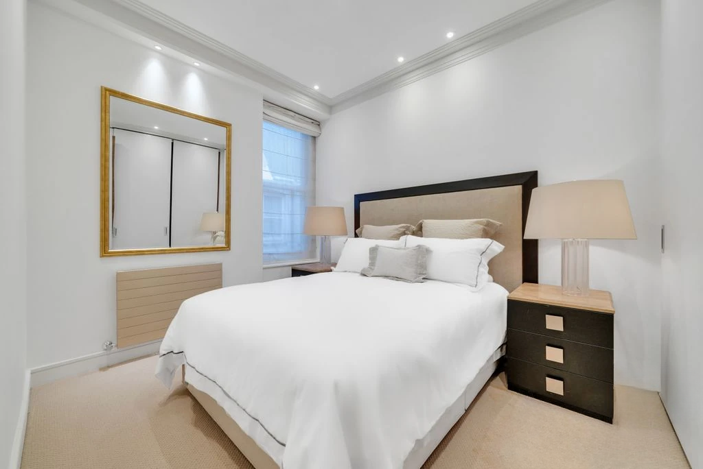 Flat in London, United Kingdom, 146 m² - picture 1