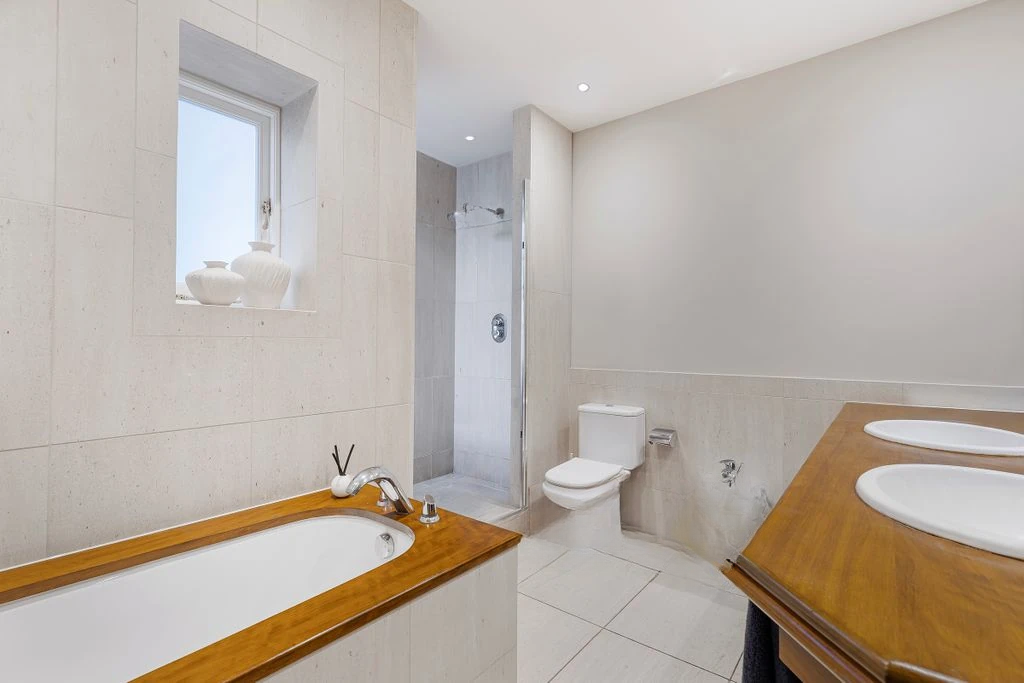 Flat in London, United Kingdom, 375 m² - picture 4