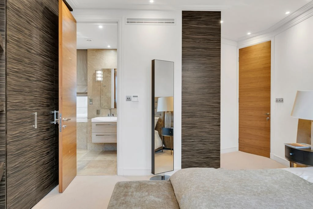 Flat in London, United Kingdom, 146 m² - picture 13