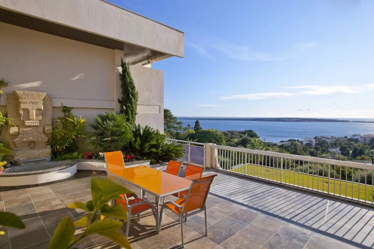 Flat in Cannes, France, 189 m² - picture 1
