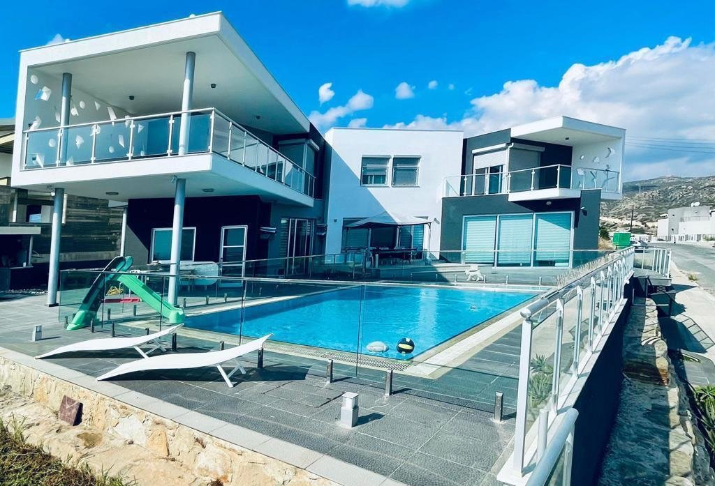 Maison à Agios Athanasios, Chypre, 340 m² - image 1