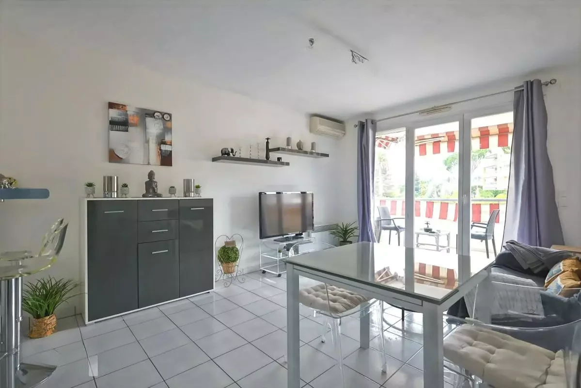 Flat in Cannes, France, 38 m² - picture 3